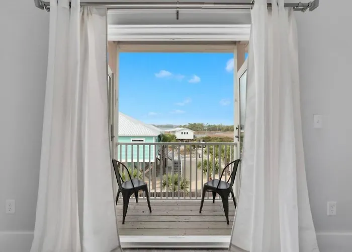 Pink W Private Beach! Girls Getaway! Holiday home