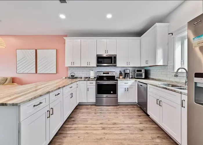 Pink W Private Beach! Girls Getaway! Holiday home